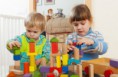 /album/fotogaleria-productos-/a27802267-dos-ninos-tranquilos-jugando-con-juguetes-de-madera-en-el-interior-de-una-casa-copia-jpg1/